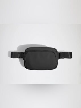 AWAY The Small Everywhere Sling Bag in Jet Black